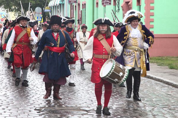 Участники фестиваля прошли маршем по Черняховску - до дома N 22 на улице Ленина, где памятная доска в честь сражения при Гросс-Егерсдорфе - Sputnik Латвия