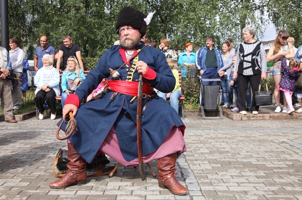 Реконструктор из Москвы Борис Бурба - в казачьей форме времен Семилетней войны - Sputnik Латвия