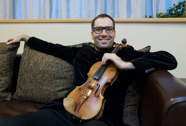 Скрипач Дмитрий Коган перед началом концерта в честь юбилея первой в мире женщины-космонавта, депутата Госдумы Валентины Терешковой в Москве - Sputnik Латвия