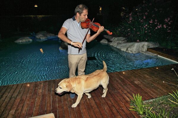 Скрипач Дмитрий Коган на концерте для друзей в итальянском морском курортном городке Форте дей Марми (Тоскана) - Sputnik Латвия
