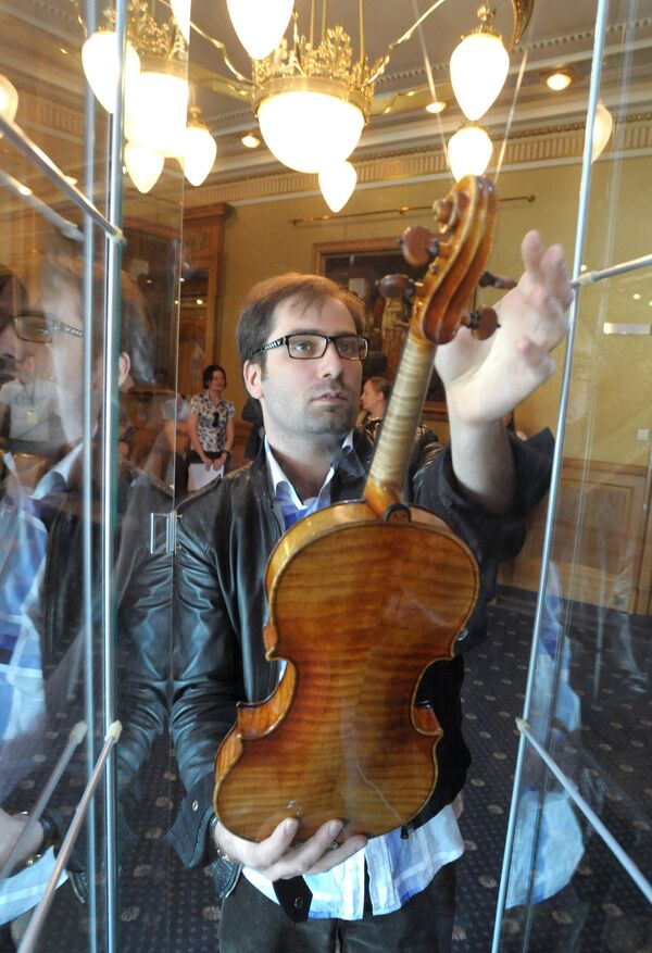 Скрипач Дмитрий Коган устанавливает скрипку Ex-Marlboro Антонио Страдивари (1718 г.) во время презентации уникальных скрипок XVII-XIX веков - Sputnik Латвия