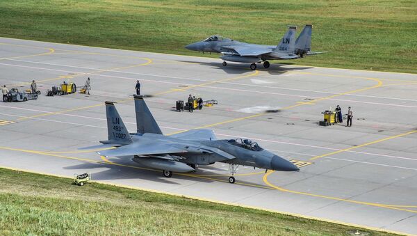 Американские F-15 приступают к изучению театра военных действий на литовской авиабазе в Зокняй - Sputnik Латвия