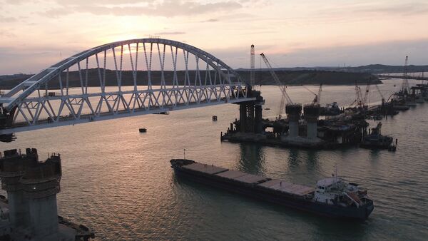 Kuģis dodas zem Krimas tilta dzelzceļa arkas - Sputnik Latvija