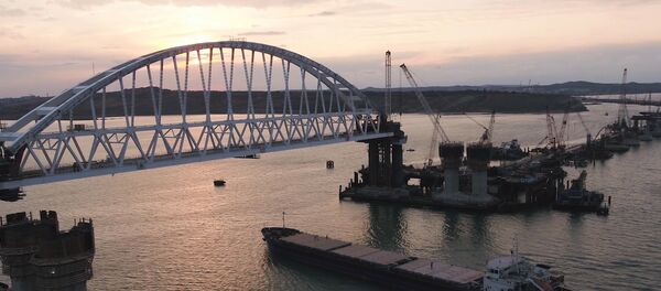 Проход корабля под железнодорожной аркой Крымского моста - Sputnik Латвия