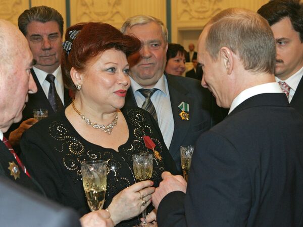 13 декабря 2007. Президент России Владимир Путин (справа) и народная артистка России Людмила Рюмина на торжественной церемонии вручения государственных наград в Кремле 13 декабря 2007. Президент России Владимир Путин (справа) и народная артистка России Людмила Рюмина на торжественной церемонии вручения государственных наград в Кремле - Sputnik Латвия
