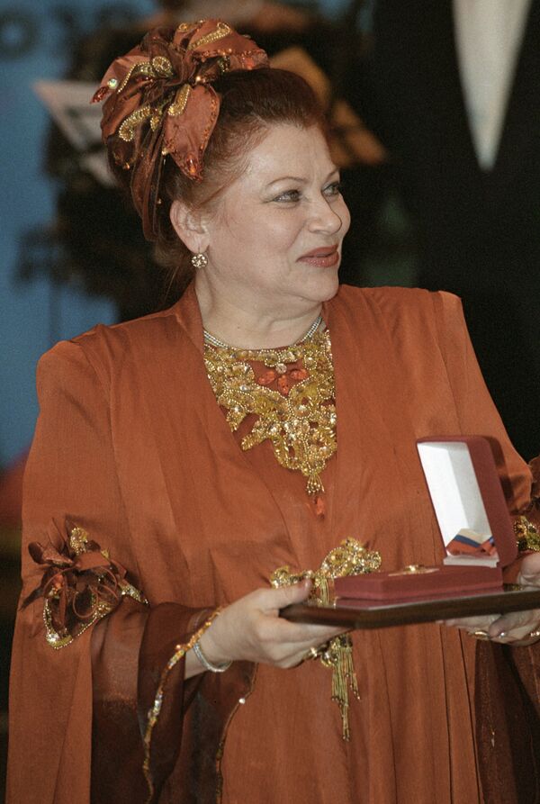 Народная артистка России Людмила Рюмина с орденом За возрождение России. XXI век Народная артистка России Людмила Рюмина с орденом За возрождение России. XXI век - Sputnik Латвия