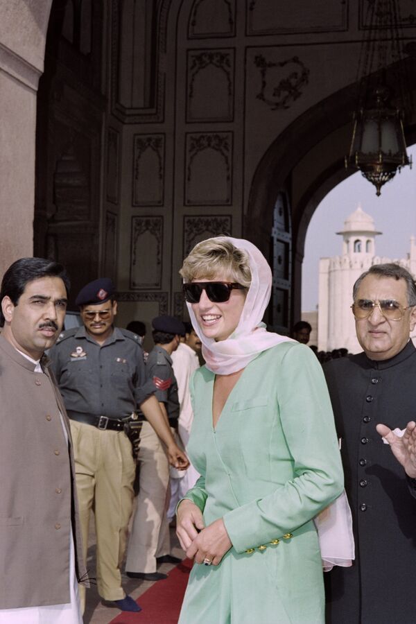 Принцесса Уэльская прибыла в мечеть Бадшахи в Лахоре, 27 сентября 1991 года - Sputnik Латвия