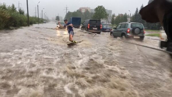 В Пскове парень проехался по затопленной после дождя улице на вейкборде - Sputnik Латвия