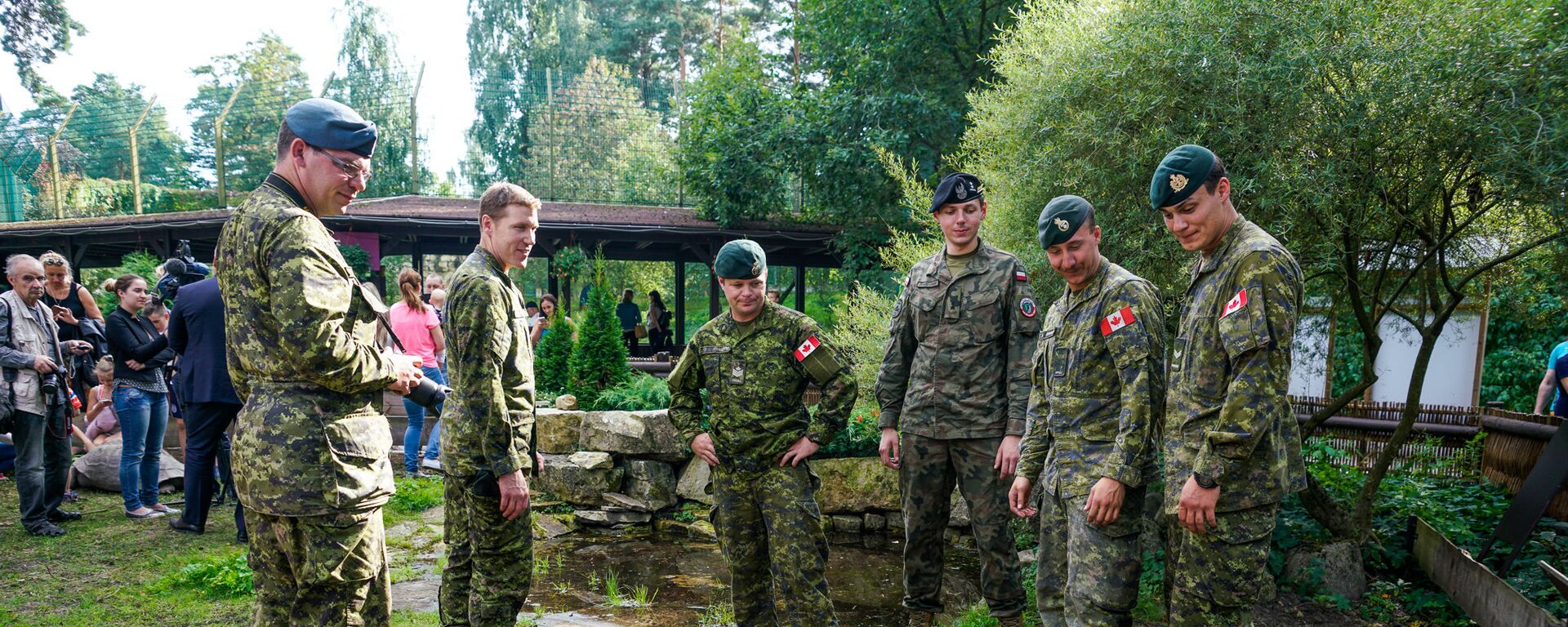 Канадские военные в Рижском зоопарке - Sputnik Латвия, 1920, 16.04.2026