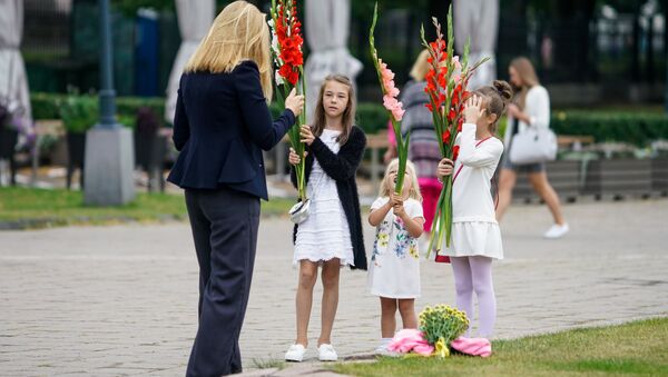 Bērni kopā ar vecākiem 1. septembrī dodas uz skolu - Sputnik Latvija