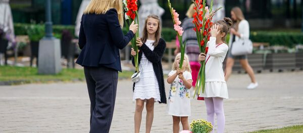Bērni kopā ar vecākiem 1. septembrī dodas uz skolu - Sputnik Latvija