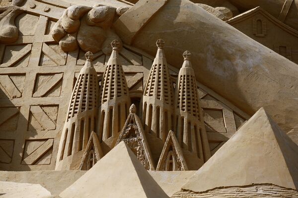 Собор Святого Семейства в Барселоне (Саграда-Фамилия) также украсил песчаный замок - Sputnik Latvija