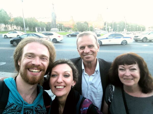 Александр с возлюбленной и родителями в Москве Александр с возлюбленной и родителями в Москве - Sputnik Латвия