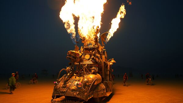 Многие участники Burning Man специально к фестивалю создают специальный, фантастический тюнинг для своих машин, иногда буквально, собирая их заново - Sputnik Латвия
