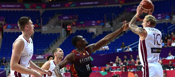 Форвард сборной Латвии Янис Тимма (слева) в матче Евробаскета-2017 против команды Бельгии - Sputnik Латвия