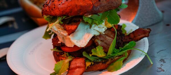 Огромный бургер на фестивале в Риге Огромный бургер на фестивале в Риге - Sputnik Латвия