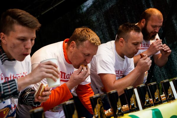 Участники конкурса по поеданию хот-догов - Sputnik Латвия