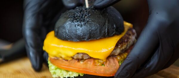 Бургер с черной булочкой - Sputnik Латвия