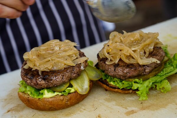 Бургеры от шеф-повара Мариса Янсонса - Sputnik Латвия