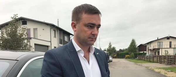 Юрий Васильев принимает бланки с подписями автовладельцев - Sputnik Латвия