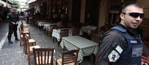 Сотрудники греческой полиции на улице Афин, архивное фото Сотрудники греческой полиции на улице Афин, архивное фото - Sputnik Latvija
