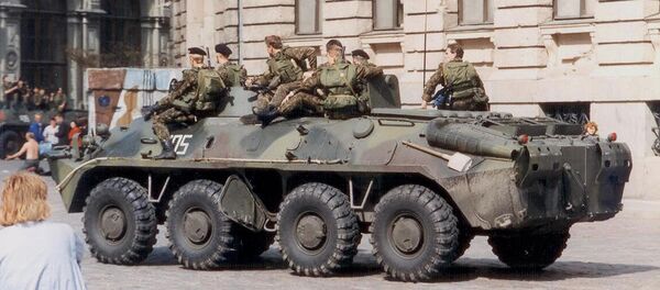 Rīgas OMON karavīri Doma laukumā 1991. gada augustā Rīgas OMON karavīri Doma laukumā 1991. gada augustā - Sputnik Latvija