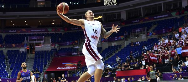 Латвийский форвард Янис Тимма отправляет в корзину мяч во время баскетбольного матча FIBA Eurobasket 2017 мужской сборной  между Латвией и Великобританией - Sputnik Латвия