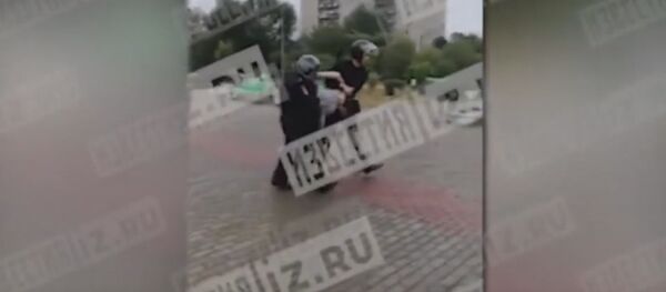 Задержание школьника, ворвавшегося с оружием в класс в Ивантеевке - Sputnik Латвия