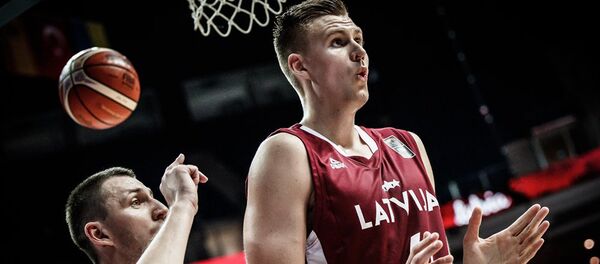 Сборная Латвии обыграла команду России в групповом этапе чемпионата Европы по баскетболу - Sputnik Латвия