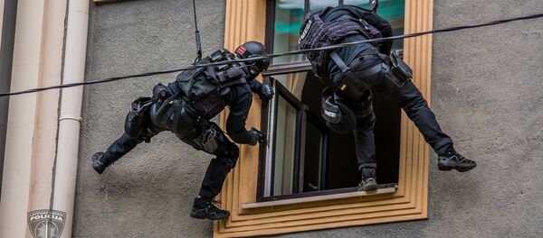 Полиция провела учения по освобождению заложников в центре Риги - Sputnik Latvija