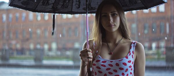 Девушка под зонтом - Sputnik Латвия