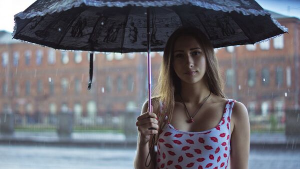 Девушка под зонтом - Sputnik Latvija