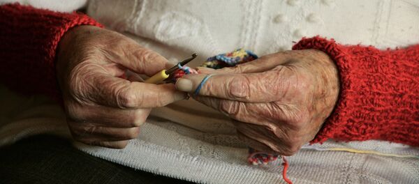 Руки пожилой женщины, архивное фото - Sputnik Latvija