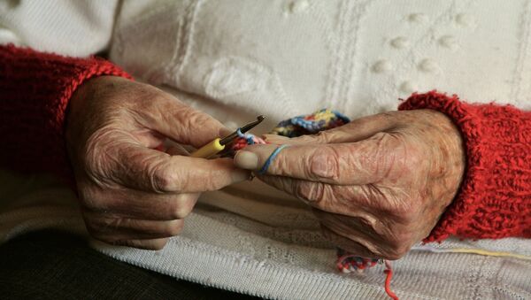 Руки пожилой женщины, архивное фото - Sputnik Латвия