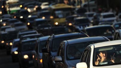 Автомобильная пробка на дороге