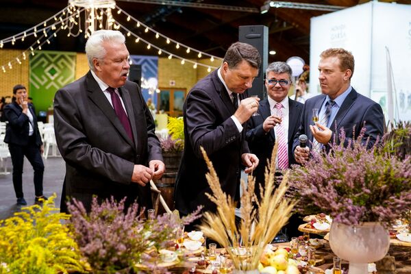 Раймондс Вейонис дегустирует латвийские продукты Раймондс Вейонис дегустирует латвийские продукты - Sputnik Латвия