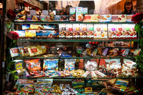 Огромный выбор продукции российского шоколадного бренда Победа с их фабрики в Вентспилсе Огромный выбор продукции российского шоколадного бренда Победа с их фабрики в Вентспилсе - Sputnik Латвия