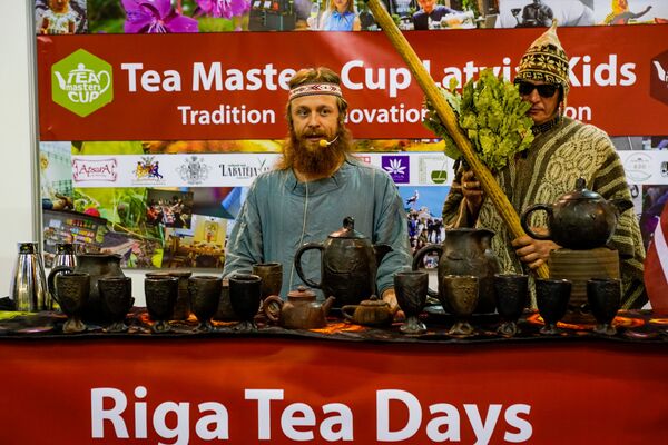 Чайный мастер Юрий Подусов проводит мастер-класс по приготовлению чая - Sputnik Латвия