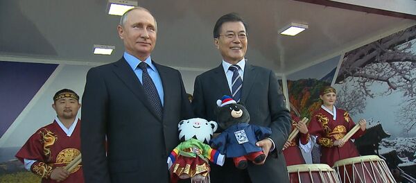 Президент Южной Кореи вручил Путину талисманы Олимпиады-2018 И Паралимпиады в Пхенчхане - Sputnik Латвия