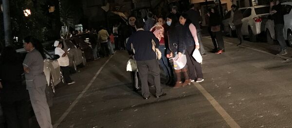 Cilvēki Mehiko ielās pēc zemestrīces Cilvēki Mehiko ielās pēc zemestrīces - Sputnik Latvija