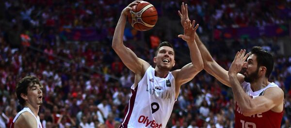 Сборная Латвии обыграла команду Турции в групповом этапе чемпионата Европы по баскетболу - Sputnik Латвия