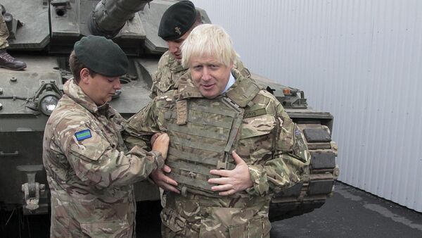 Lielbritānijas ārlietu ministrs Boriss Džonsons vizinās tankā savas vizītes laikā Igaunijā - Sputnik Latvija