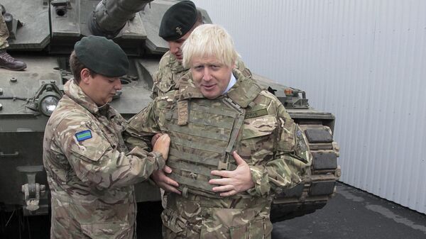 Глава МИД Британии Борис Джонсон проехал на танке во время поездки в Эстонию Глава МИД Британии Борис Джонсон проехал на танке во время поездки в Эстонию - Sputnik Латвия
