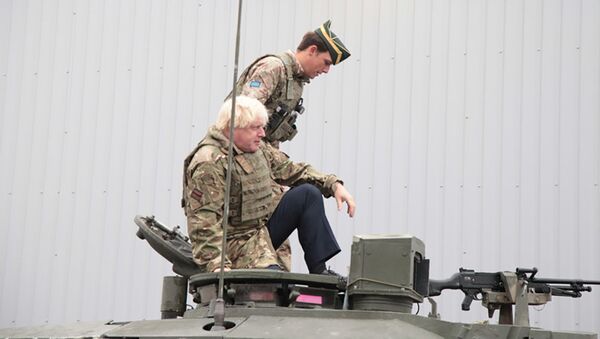 Глава МИД Британии Борис Джонсон проехал на танке во время поездки в Эстонию - Sputnik Латвия