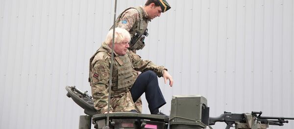 Глава МИД Британии Борис Джонсон проехал на танке во время поездки в Эстонию - Sputnik Latvija