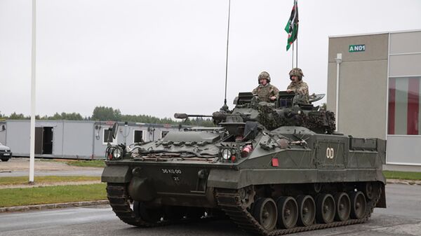 Глава МИД Британии Борис Джонсон проехал на танке во время поездки в Эстонию Глава МИД Британии Борис Джонсон проехал на танке во время поездки в Эстонию - Sputnik Латвия