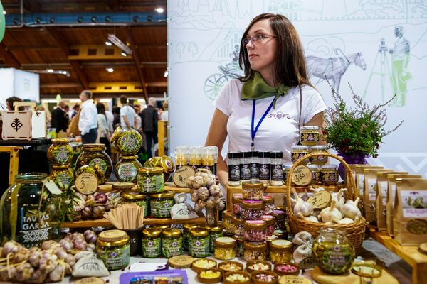 Продукция из чеснока поражает разнообразием - маринованный, сушеный, в масле и даже мед с чесноком - Sputnik Латвия