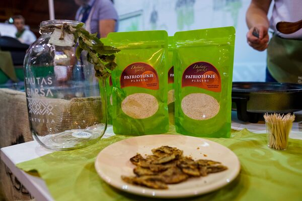 Блинчики Патриотические приготовлены из молотого гороха - Sputnik Латвия