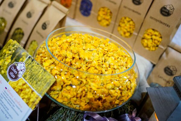 Уникальный чай из цветков коровяка имеет мягкий вкус и естественную природную сладость - Sputnik Латвия