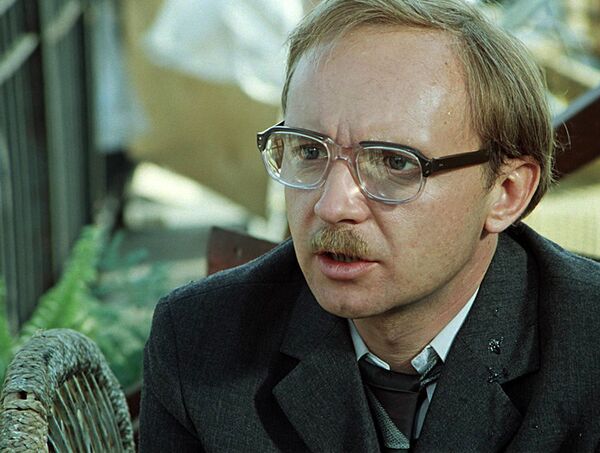 Андрей Мягков в роли Анатолия Ефремовича Новосельцева Андрей Мягков в роли Анатолия Ефремовича Новосельцева - Sputnik Латвия